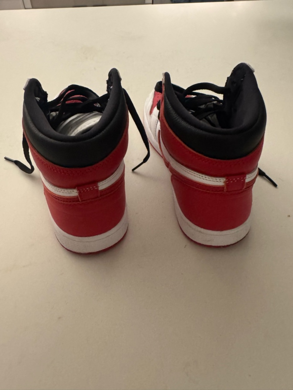 Jordan 1 Retro High OG - Picture 2 of 4